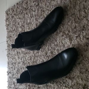 Black leather Chelsea boots